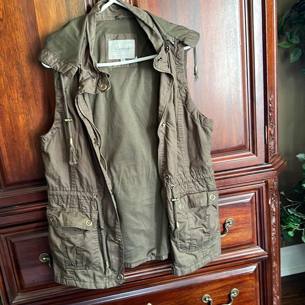 New without tags olive vest zip off hood xl junior size